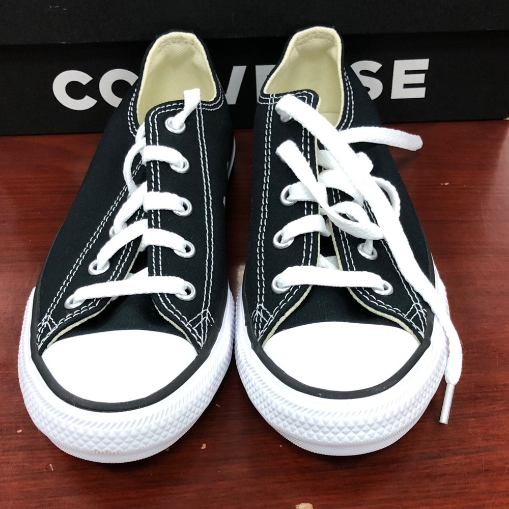 Converse Kids Sz 2.5 Black and White Low Top Sneakers - Picture 4 of 8